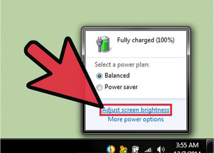 Ở biểu tượng pin chọn Adjust screen brightness